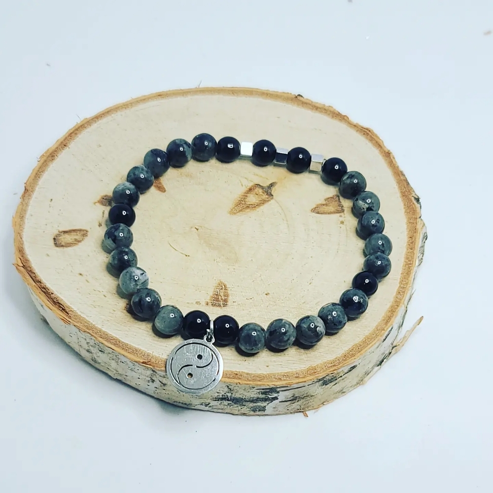 Labradorite, Black Agate Yin-yang charm bracelet 6 mm